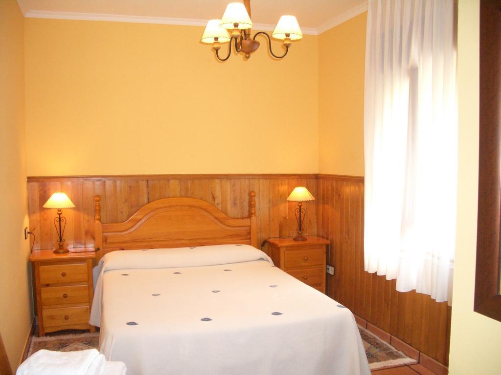 Apartments Aurora La Robellada de Onis Ruang foto